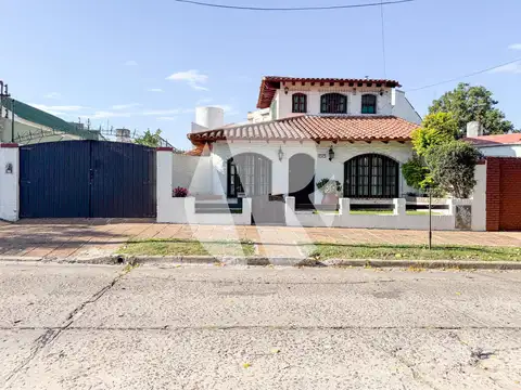 Venta de Casa 4 ambientes con Parque, Cochera y Terraza en Villa Bosch