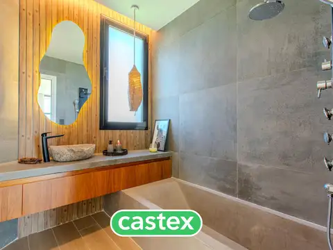 Casa en Venta con 4 cocheras