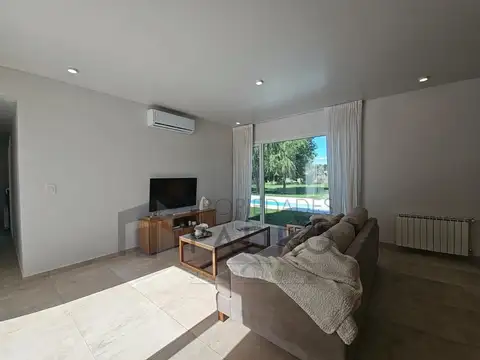 Casa 5 ambientes con 3 baños