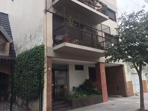 Departamento 2amb lateral con balcon frances. Cochera fija cubierta y baulera