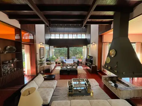 Casa en Venta con 3 cocheras