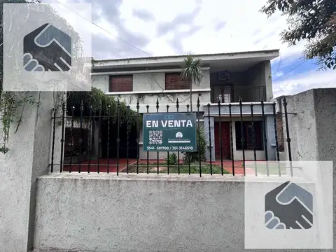 Casa - Cordoba Capital de 4 habitación y cochera para 3 autos,