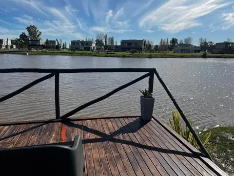 Casa de categoría, en venta. "Área 60"