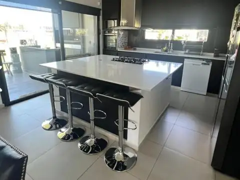 Casa de categoría, en venta. "Área 60"