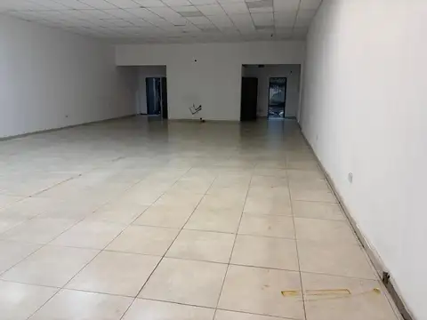 Amplio local, a metros de Pte. Perón y plaza Muñiz