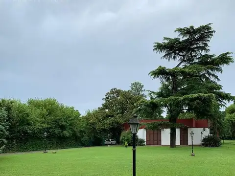 Venta Casa Quinta con parque pileta y quincho ideal para loteo. Malvinas Argentinas Tortuguitas
