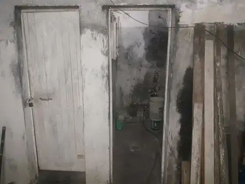 Galpón de 250 m2 c/ depto de 3 amb de 68 m2 + monoambiente de 27 m2 en Planta alta. Bien ubicado