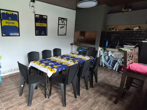 Casa 4 ambientes con 2 baños