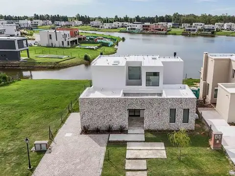 EXCELENTE CASA AL AGUA EN EL BARRIO SANTA ANA