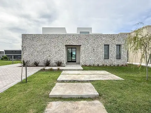 EXCELENTE CASA AL AGUA EN EL BARRIO SANTA ANA