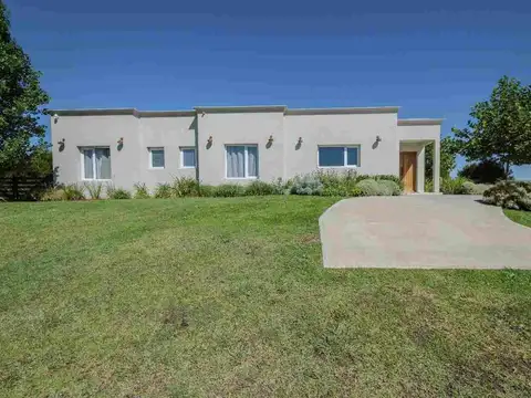 VENTA CASA 4 AMB CON PILETA EN BARRIO LA CERCANÍA
