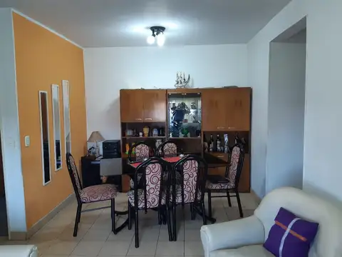 Departamento de tres ambientes en primer piso con balcon y cochera 