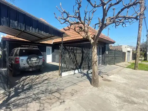 Casa 2 dormitorios con cochera y jardín en Trujui
