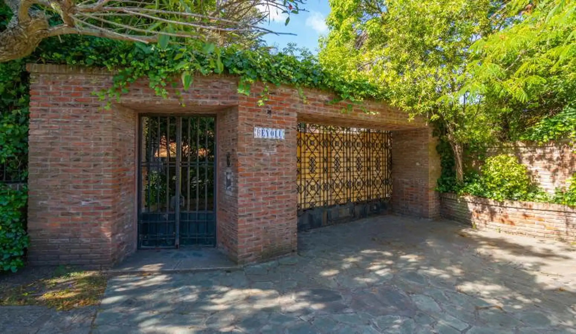 Importante residencia sobre cinco lotes, en Los Troncos. TOUR VIRTUAL