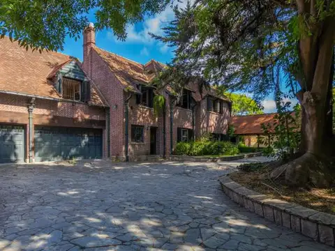 Importante residencia sobre cinco lotes, en Los Troncos. TOUR VIRTUAL