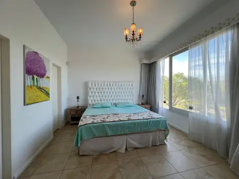 Casa en Alquiler con 2 cocheras