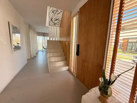 Casa 5 ambientes con 4 baños