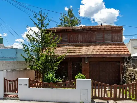 CHALET DE 5 DORMIT CERCANO A AVENIDA Y CENTRO COMERCIAL.