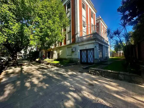 3 AMBIENTES CON PATIO Y COCHERA, EN EDIFICIO CLÁSICO