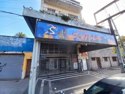 Amplio local frente a estación Rafael Calzada!