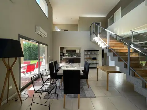 La lomada de Pilar, Moderna casa en venta lote central