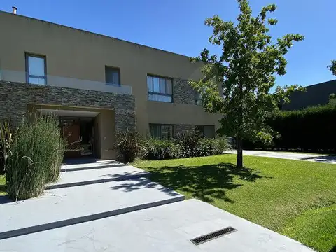 Casa 5 ambientes con 3 baños