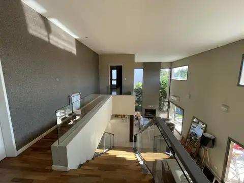 Barrio La Lomada de Pilar, moderna casa en venta, Lote central