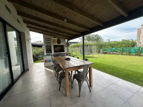 Casa en Venta con 2 cocheras