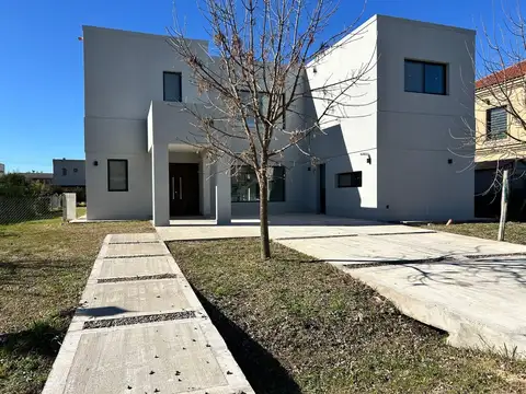 Venta casa de 5 amb. Altos de Campo Grande  200 200