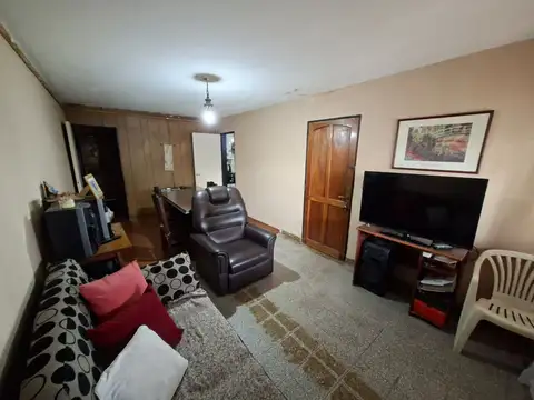 Casa 7 ambientes con 2 baños