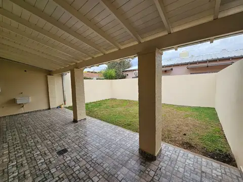 Depto Tipo Casa en Alquiler con 1 cocheras