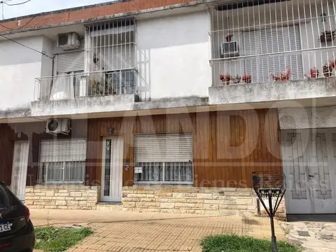 Venta - Duplex 3 ambientes con patio y cochera