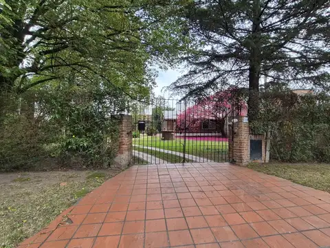 Casa en Alquiler con 1 cochera