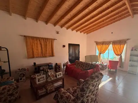 Casa 4 ambientes con 2 baños