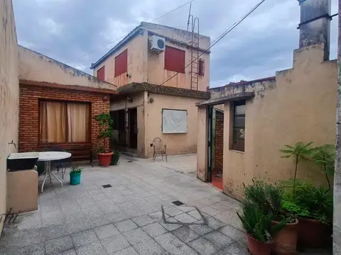 Casa 6 ambientes con 5 baños