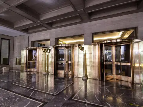 Oficina en alquiler – 705 m² – 3 cocheras – Microcentro | Doble acceso por Alem y 25 de Mayo