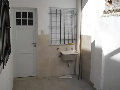 Departamento de pasillo, de 1 dormitorio mas habitacion comodin, patio.