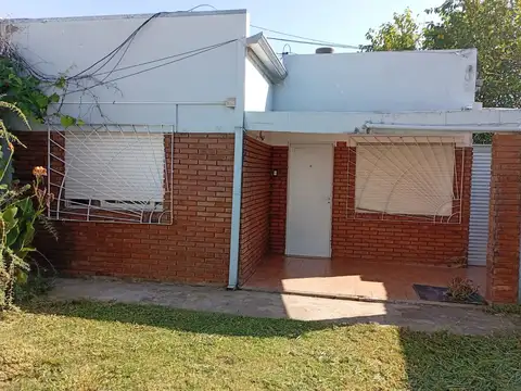 Casa Interna con Entrada de Vehículo en Guadalupe Oeste - Muy Funcional