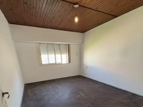 Casa Interna con Entrada de Vehículo en Guadalupe Oeste - Muy Funcional
