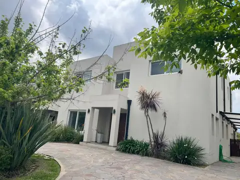 Casa 4 ambientes con 3 baños