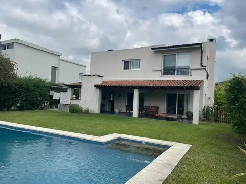 Casa en Alquiler con 2 cocheras