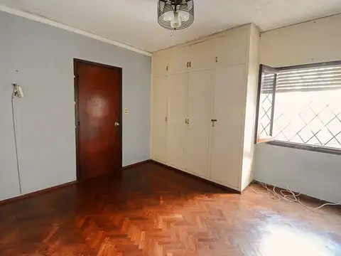 VENTA-UNION - CASA 3 DORMITORIOS, COCHERAS, PATIO.