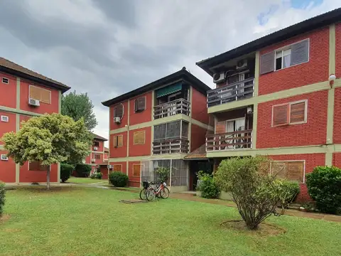 Departamento 3 ambientes PB con patio impecable con cochera