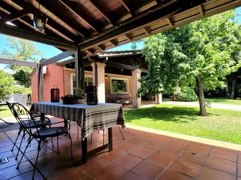 Casa en venta de 3 ambientes, en Pilar, con piscina y cochera cubierta