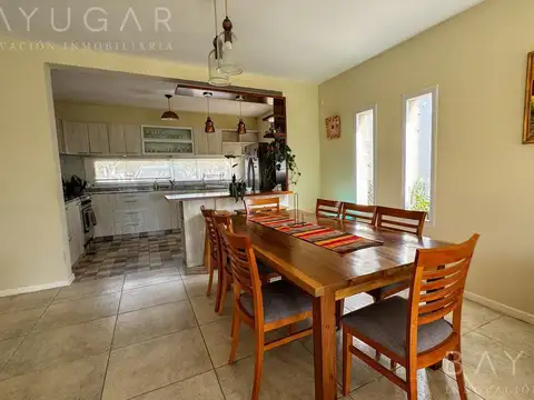 Casa en Alquiler con 2 cocheras