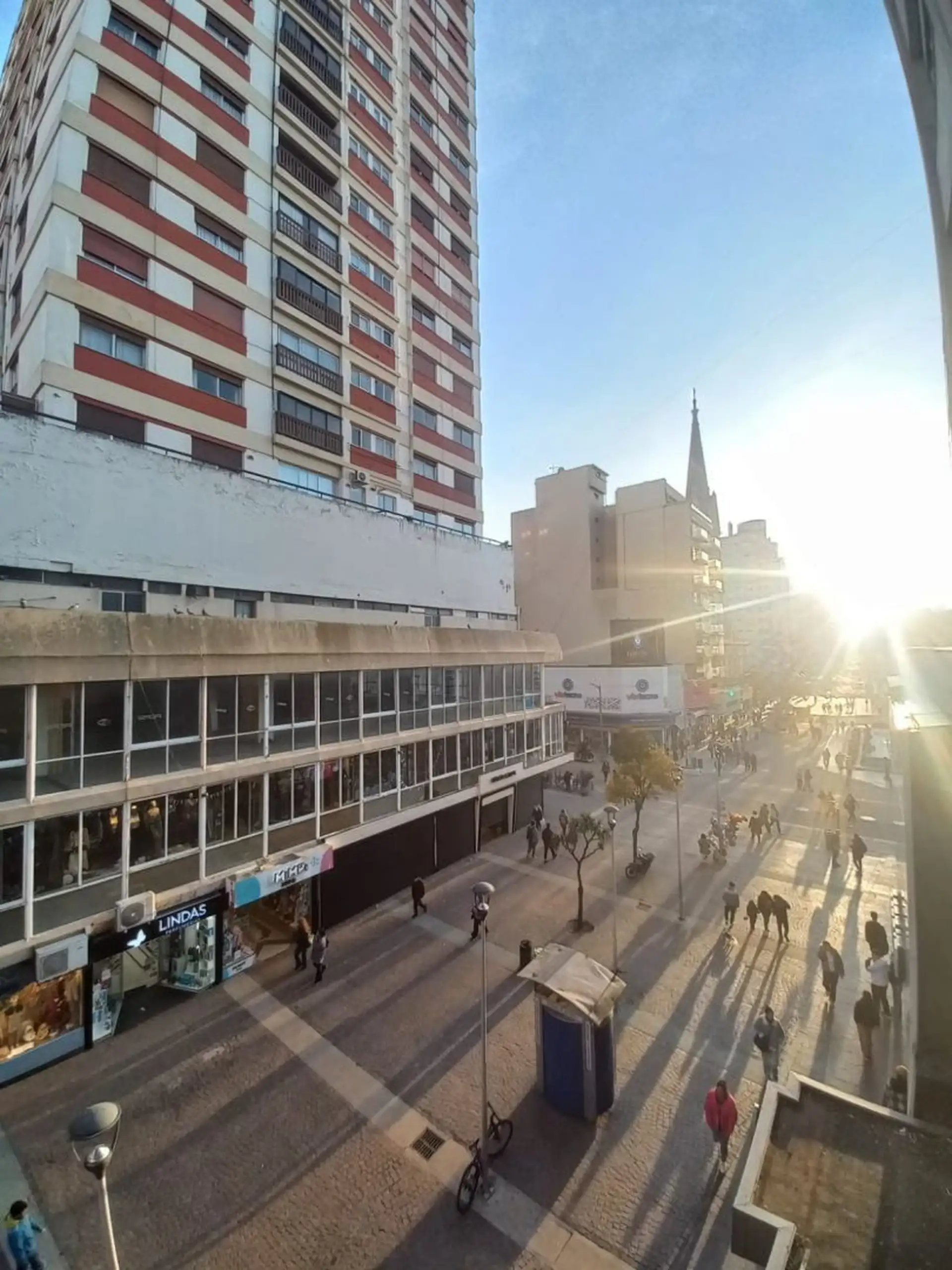 Departamento de 3 Ambientes a la calle con balcón saliente