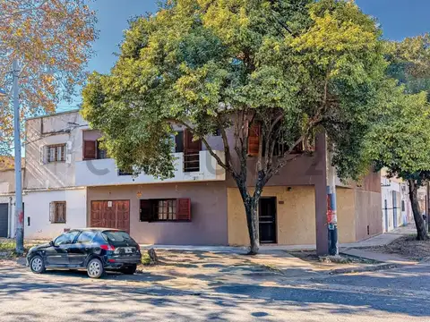 VENTA - Casa de 4 dormitorios, cochera, terraza y patio con pileta - Rosario