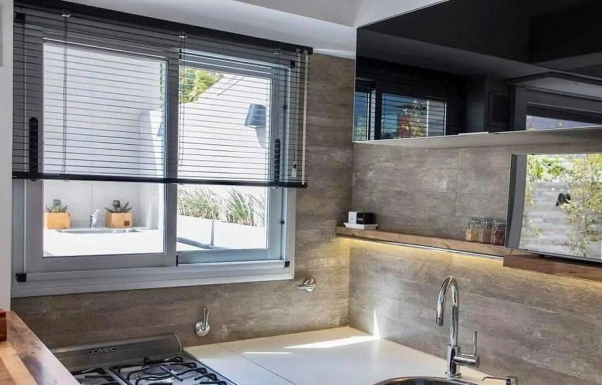 Depto 1 amb, 25m² con patio — La Perla Sur