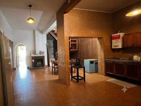 Casa 7 ambientes con 2 baños