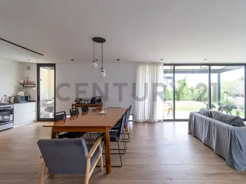 Casa 5 ambientes con 2 baños